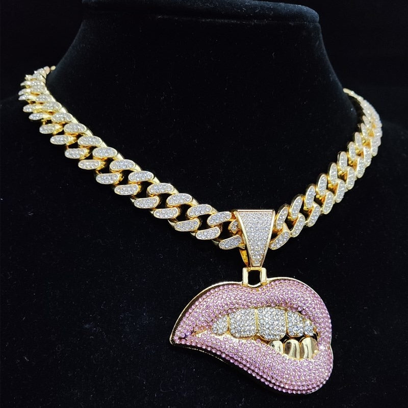 Corrente com Pingente Boca Rapper Cravejado Argentia