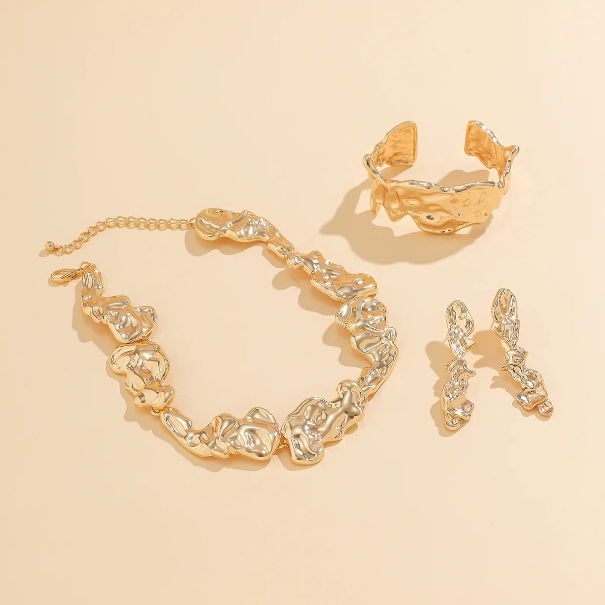 Conjunto Colar Brincos e Pulseira Irregular Dourada Argentia