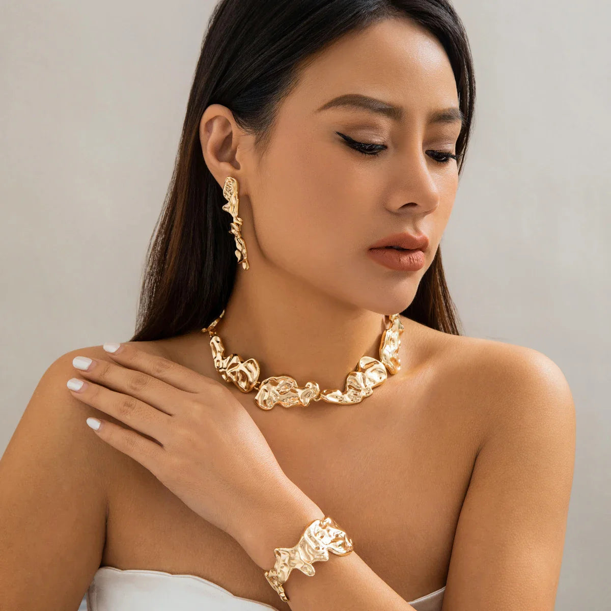 Conjunto Colar Brincos e Pulseira Irregular Dourada Argentia